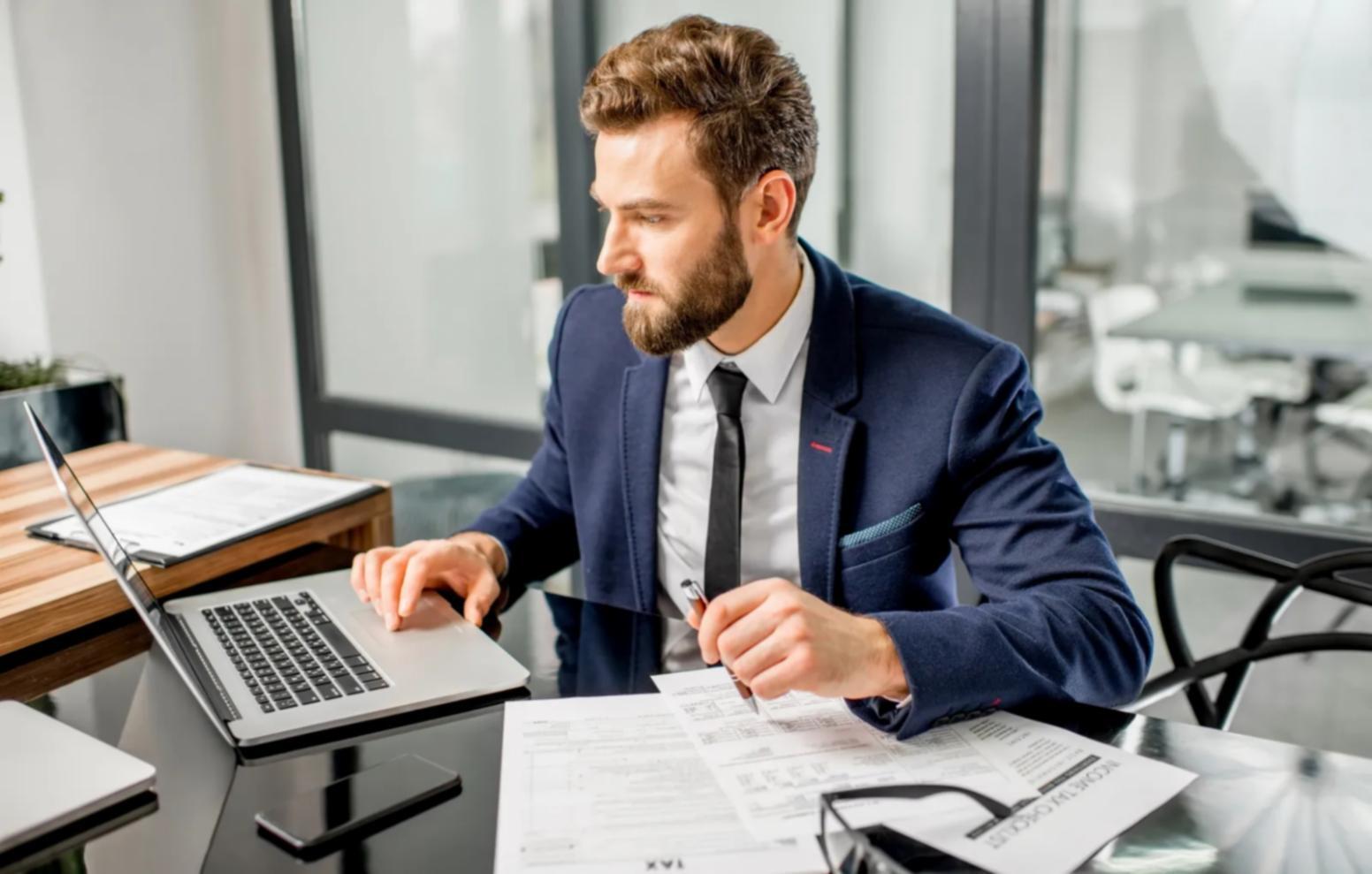 Profesional analizando estrategias SEO en pantalla